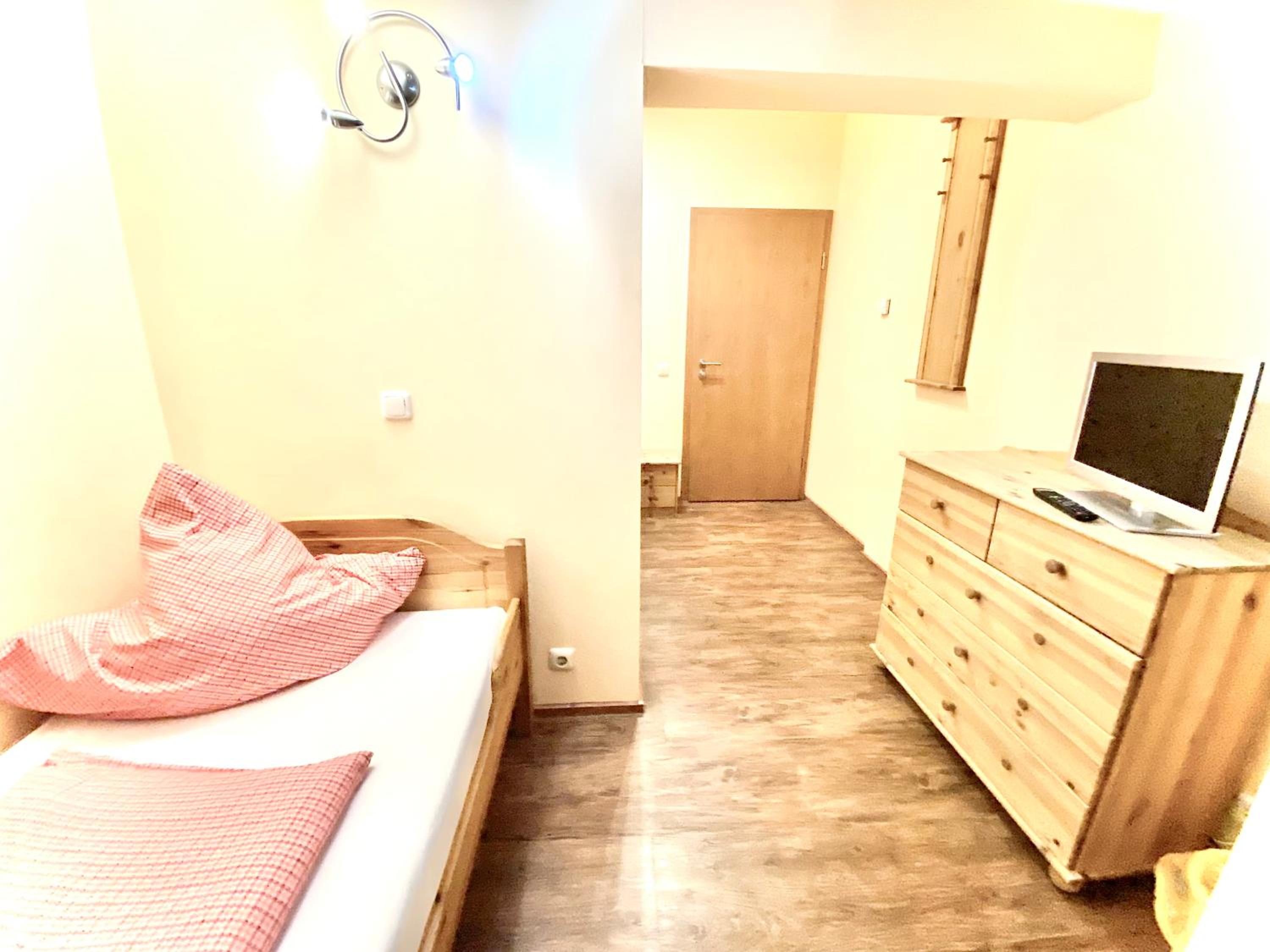 Twin Room - Photo 5