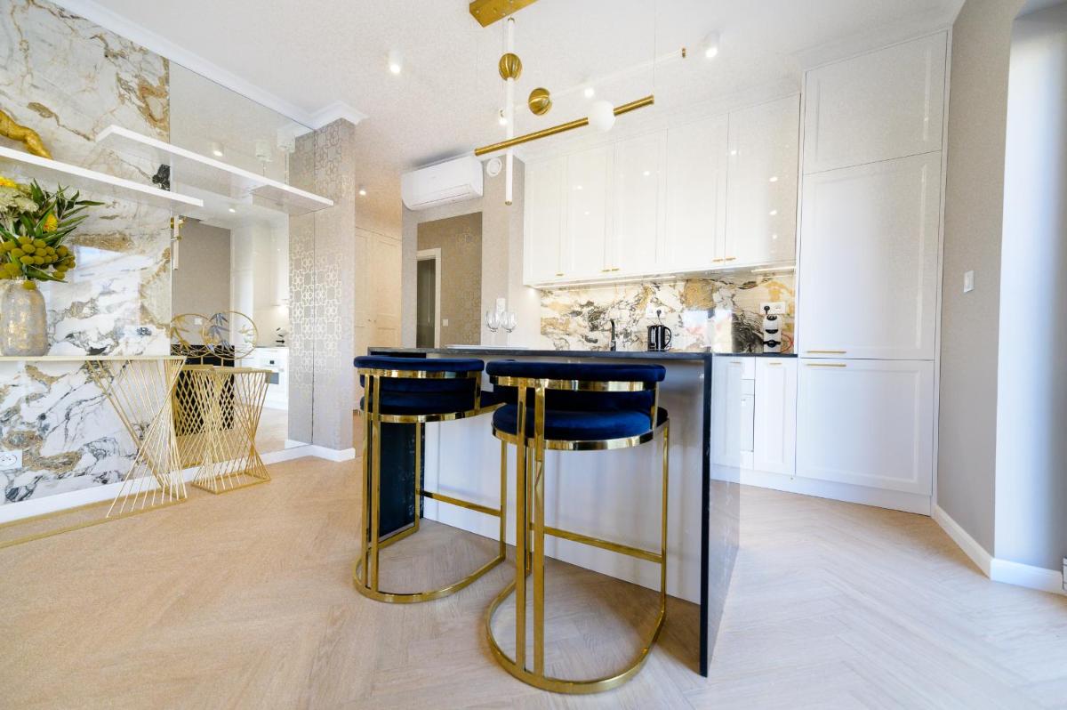 Apartment with Shower - Photo 8
