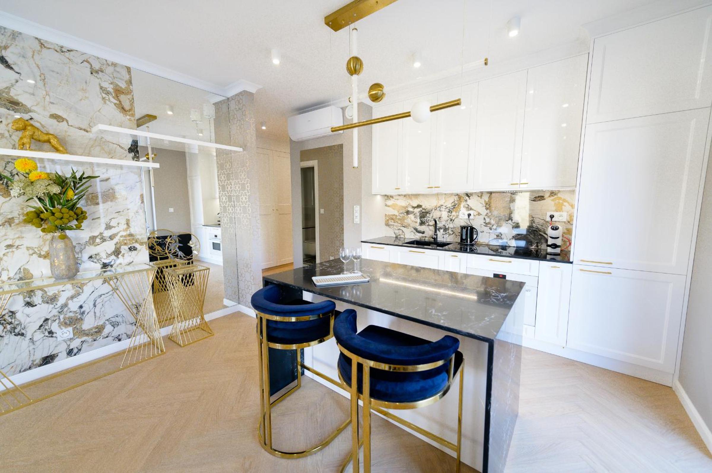 Apartment with Shower - Photo 9