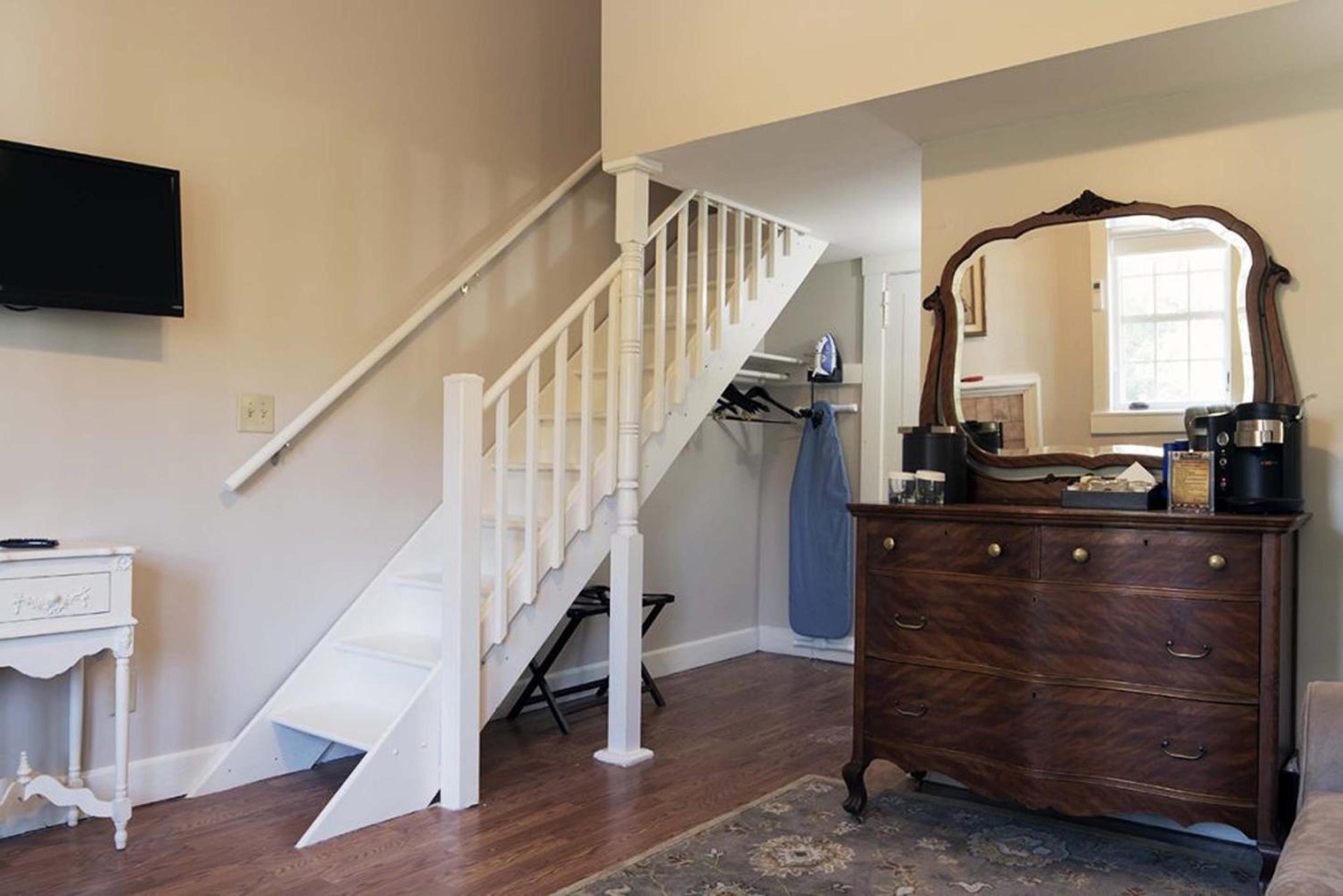 Deluxe Loft Queen - Photo 2