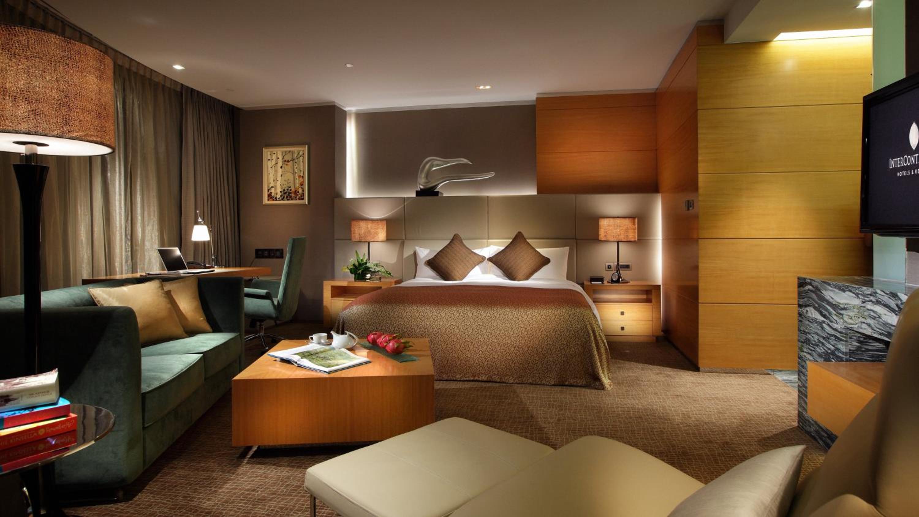 Junior King Suite with City View - Photo 4