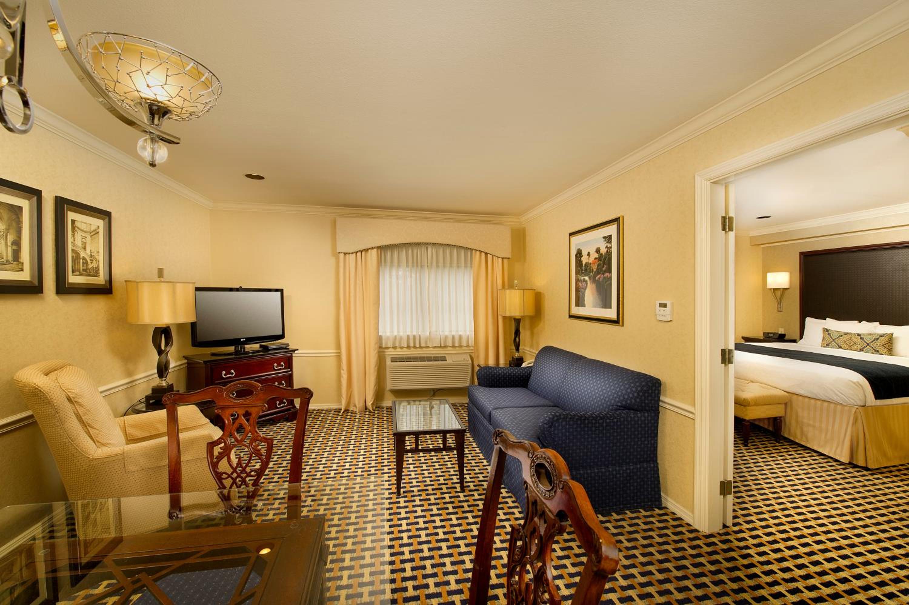 King Suite with Spa Bath - Non Smoking photo 2