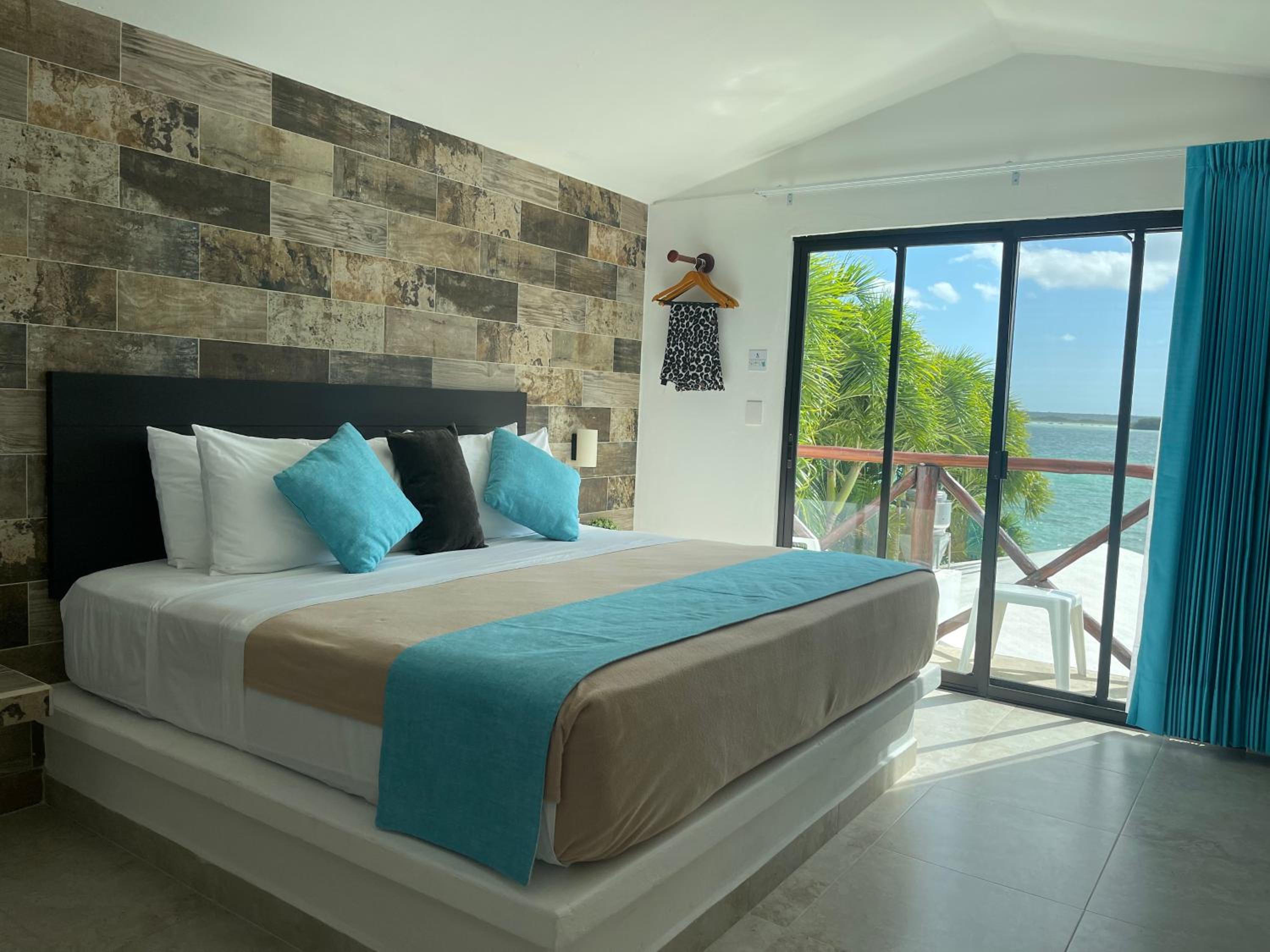 Family Room with Lake View - Photo 3