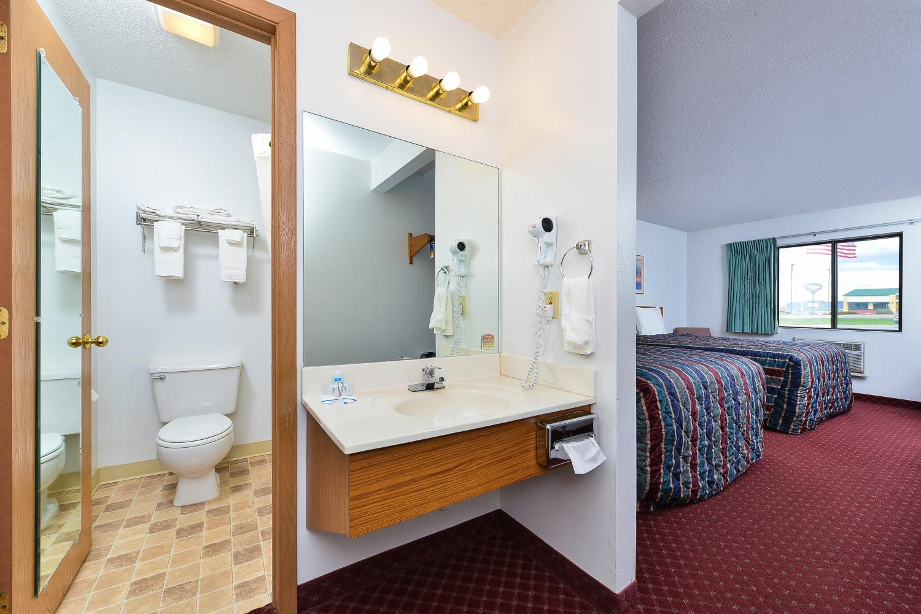 Queen Room with Two Queen Beds - Non-Smoking - Photo 3