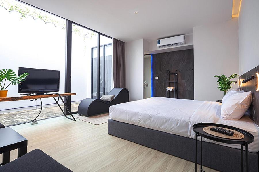 Deluxe Double Room with Balcony - Photo 5