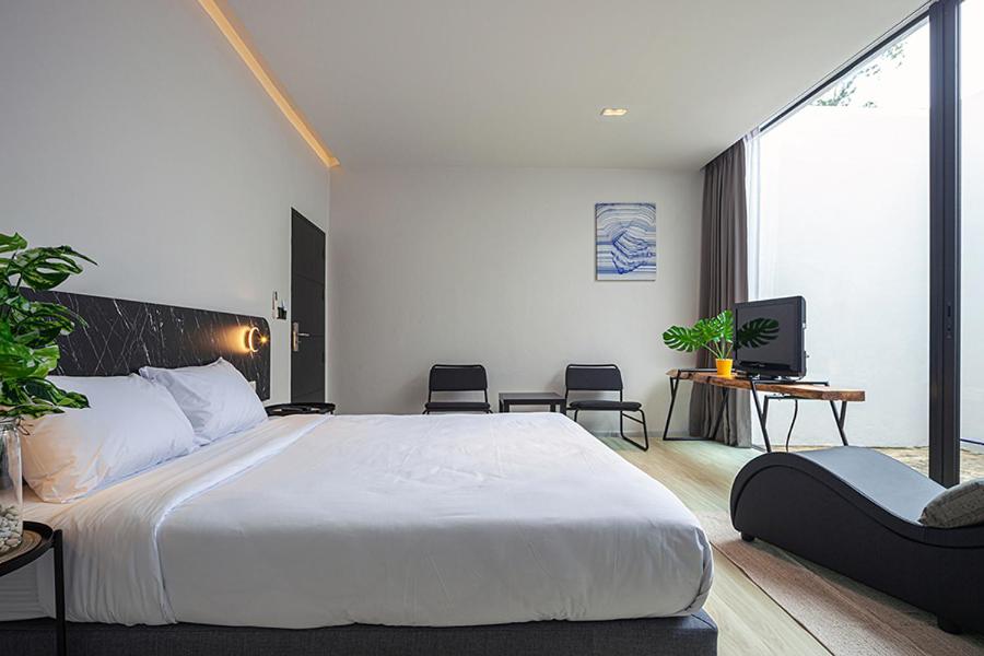 Deluxe Double Room with Balcony - Photo 4