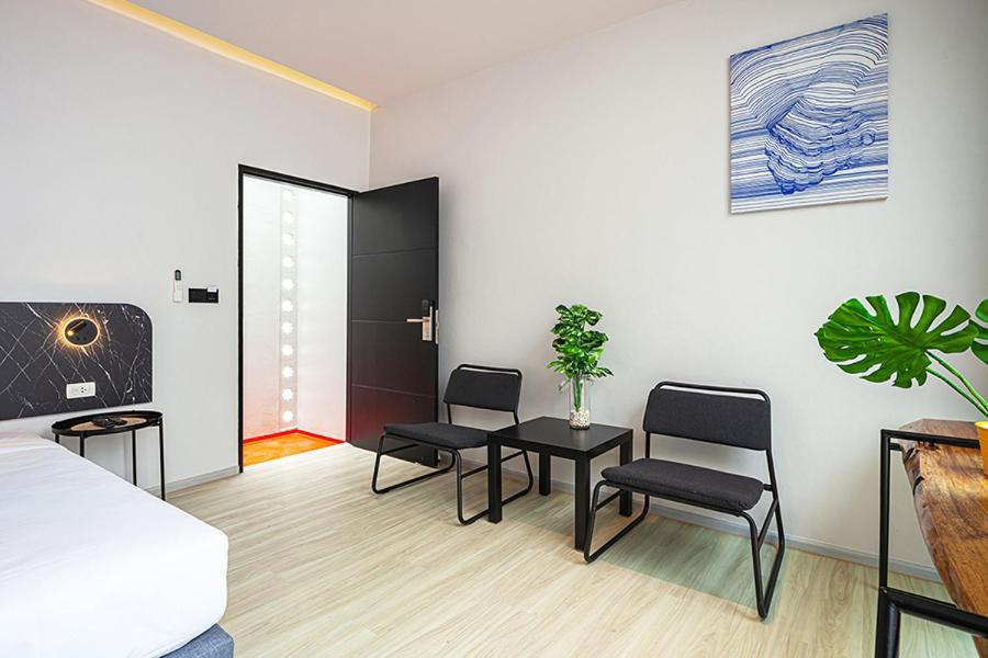 Deluxe Double Room with Balcony - Photo 6