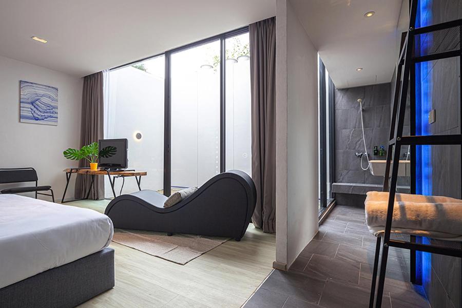 Deluxe Double Room with Balcony - Photo 7