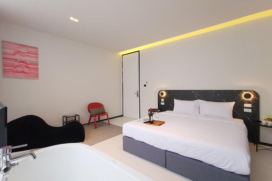 Deluxe Double Room with Bath - Photo 6