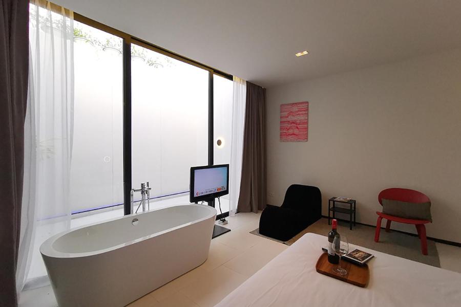 Deluxe Double Room with Bath - Photo 5