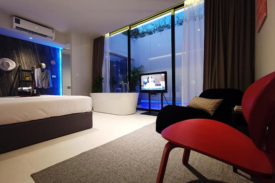 Deluxe Double Room with Bath - Photo 4