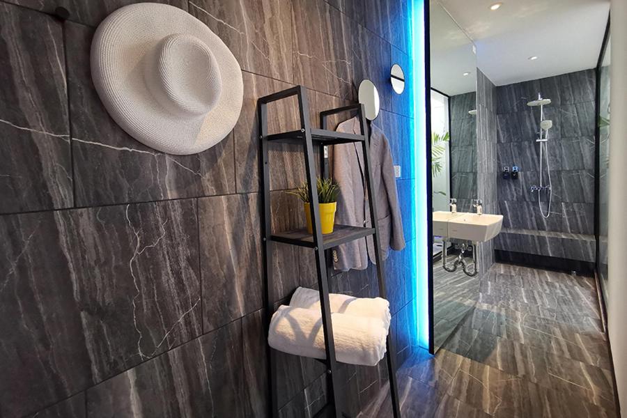 Deluxe Double Room with Bath - Photo 2