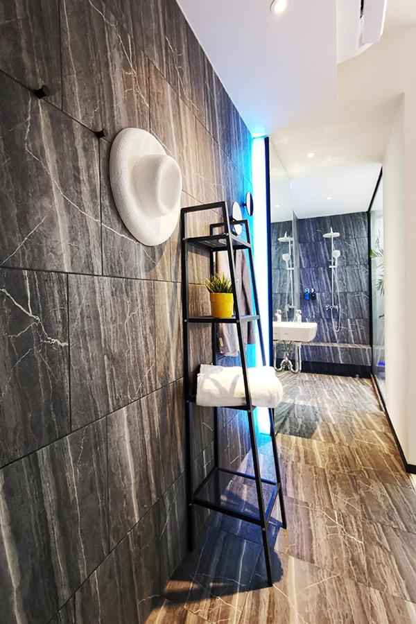 Deluxe Double Room with Bath - Photo 8