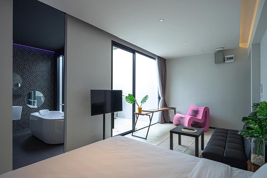 King Room with Balcony - Photo 9