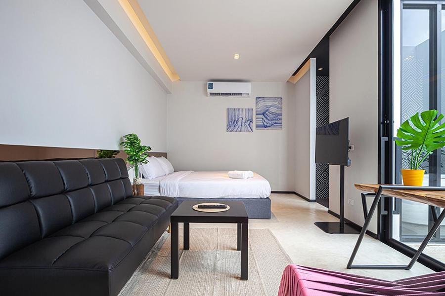 King Room with Balcony - Photo 8