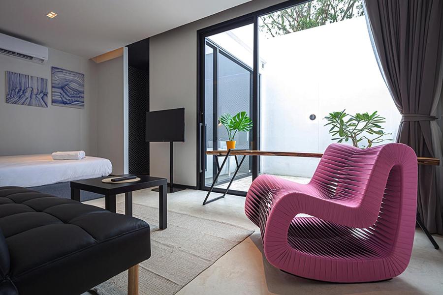 King Room with Balcony - Photo 5