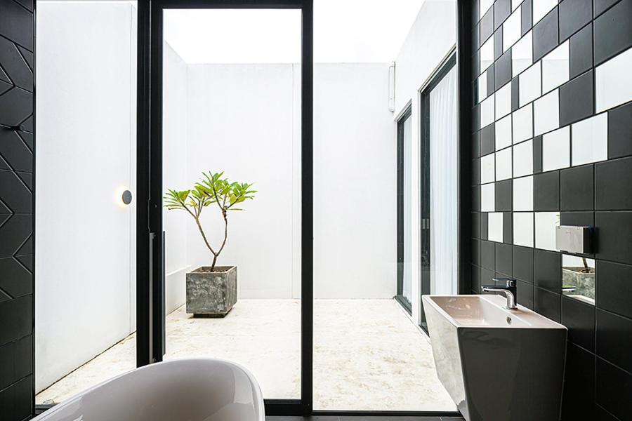 King Room with Balcony - Photo 7