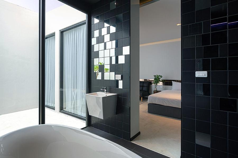 King Room with Balcony - Photo 10