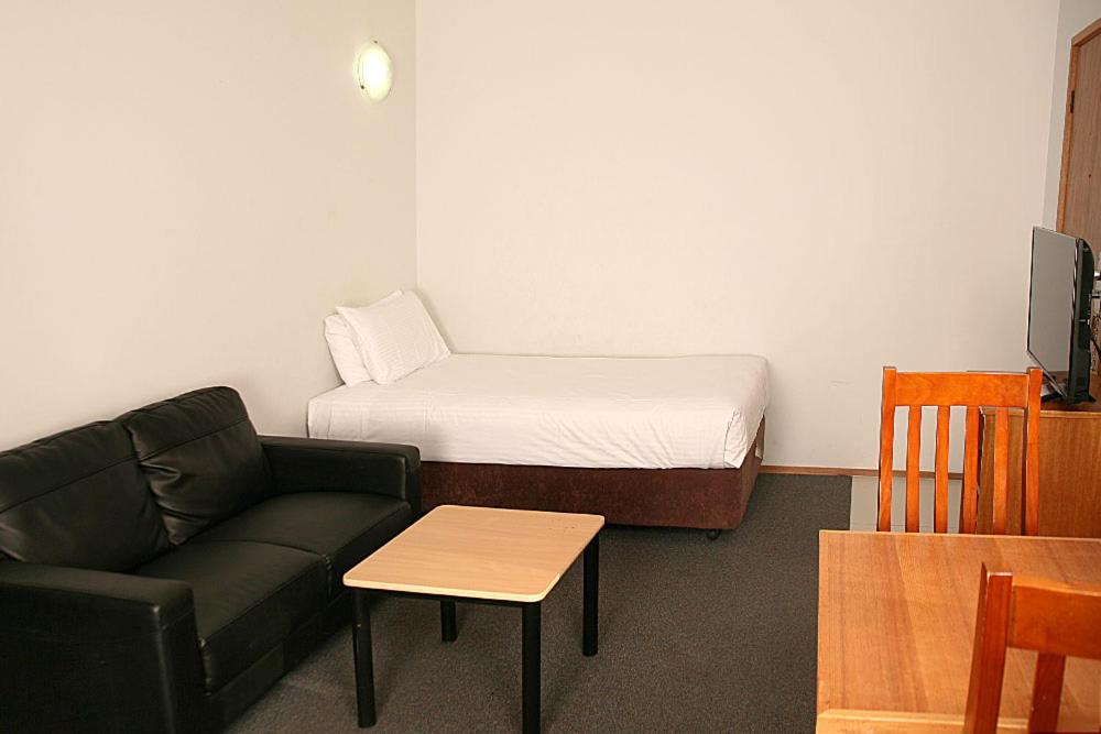 One-Bedroom Apartment - Photo 2