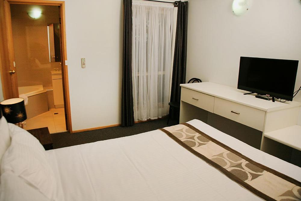 One-Bedroom Apartment - Photo 3