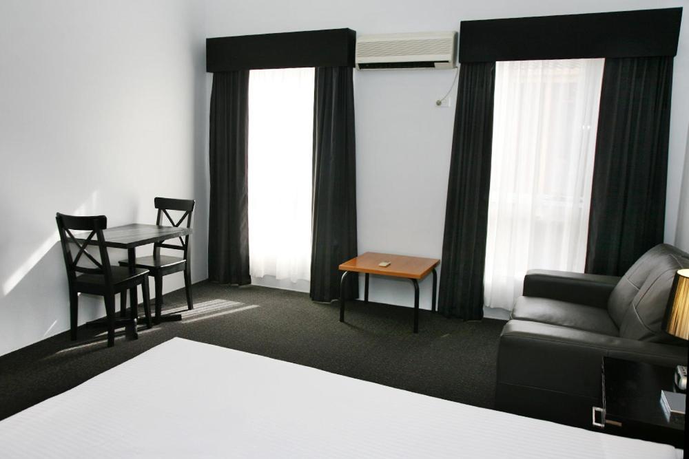 Executive Suite - Photo 5