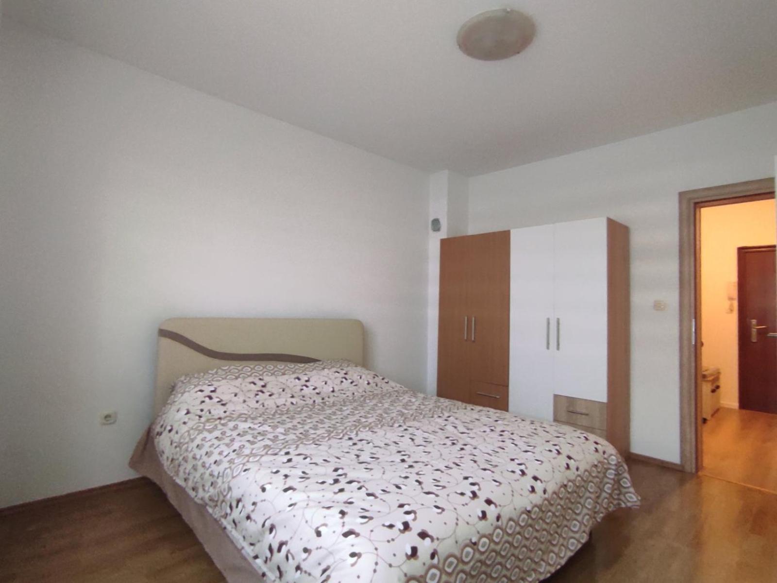 One-Bedroom Apartment photo 3
