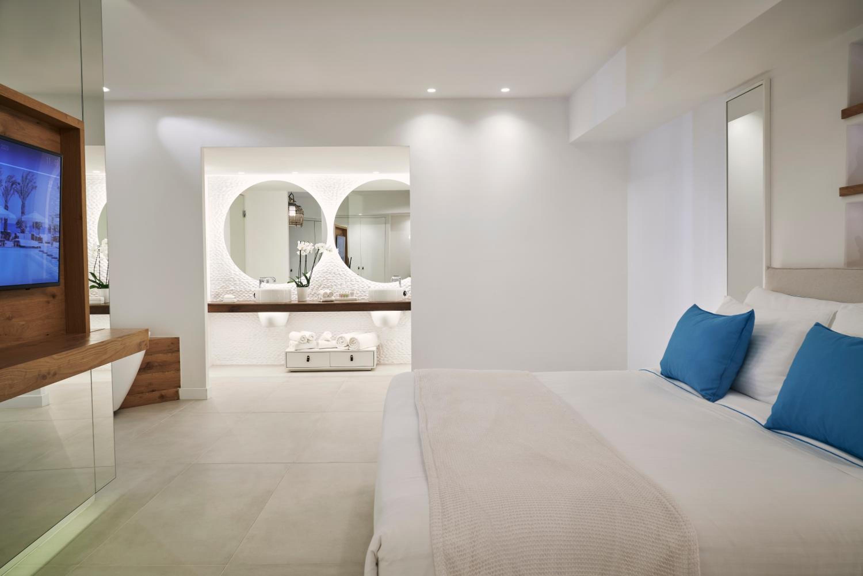 Ultra Suite with Private Pool & Patio photo 3