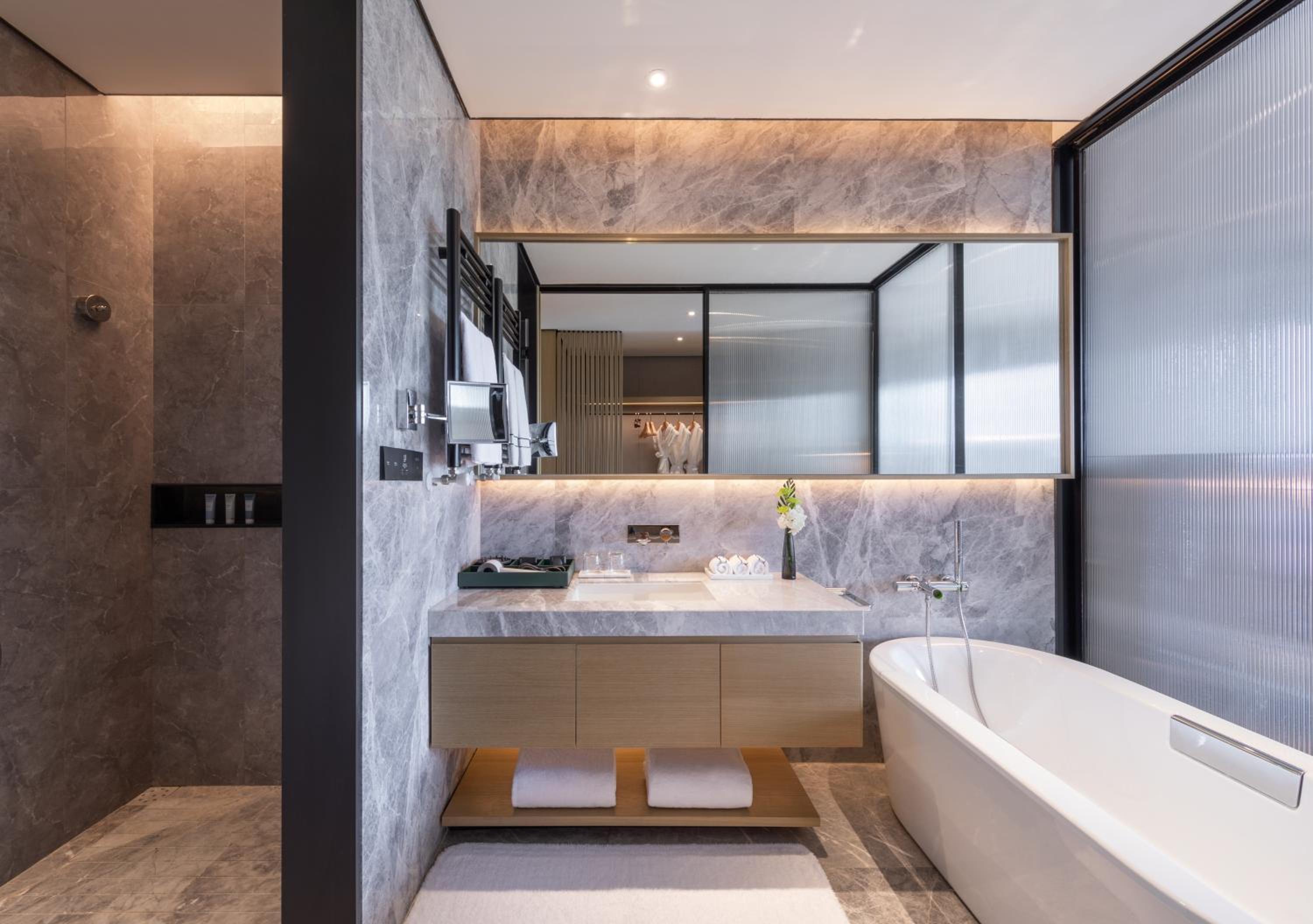 The Level Room with Lake View - Photo 8