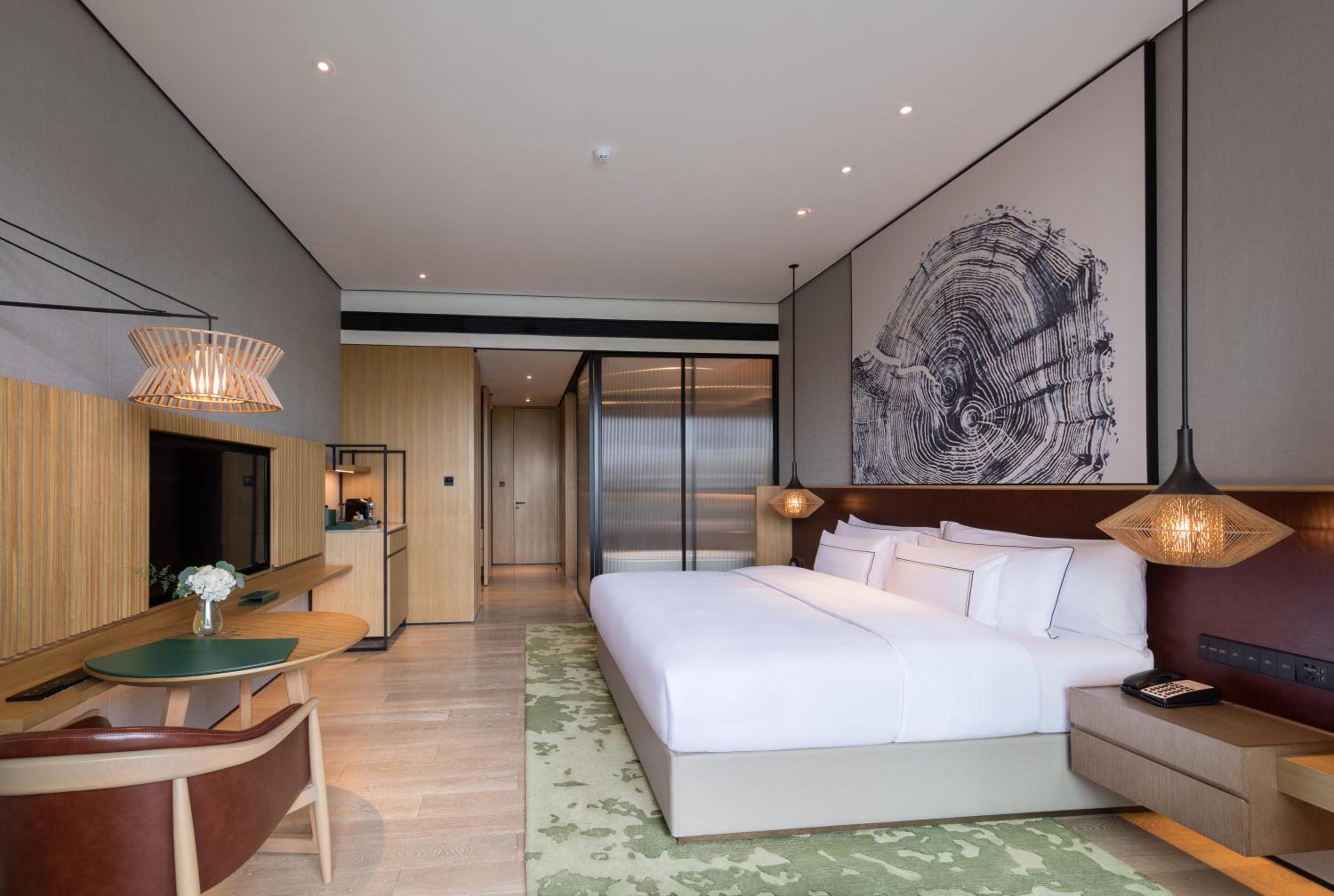 The Level Room with Lake View - Photo 4