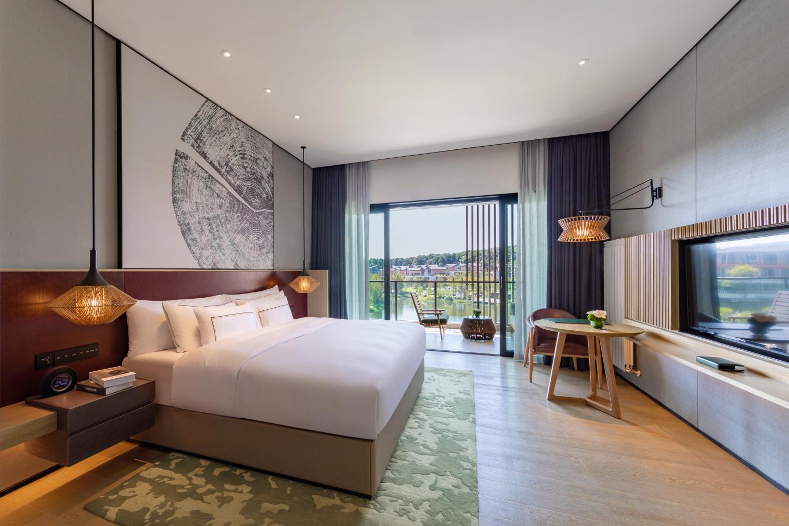 The Level Room with Lake View - Photo 7