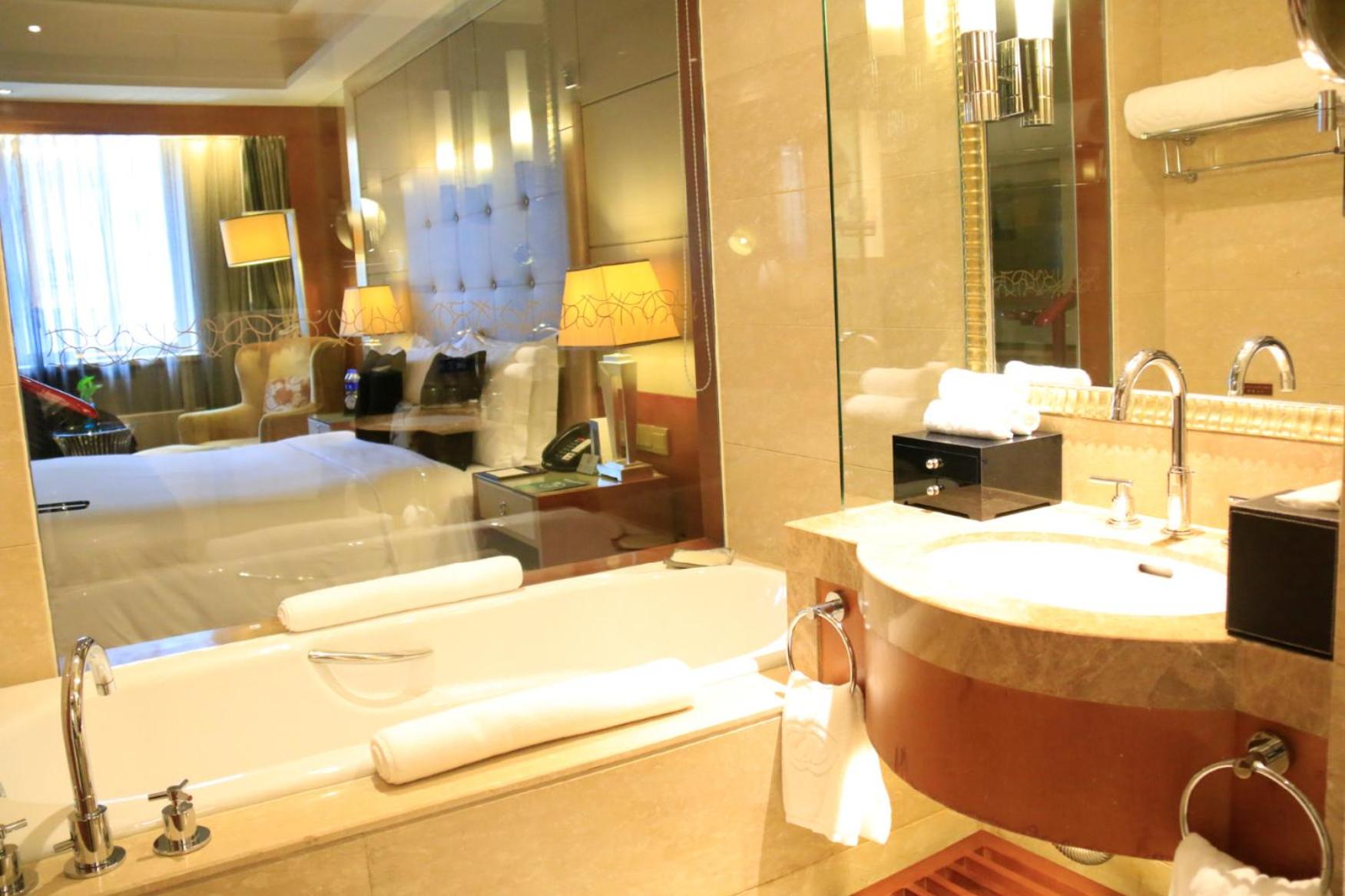 Prestige Suite with King Bed - Photo 3