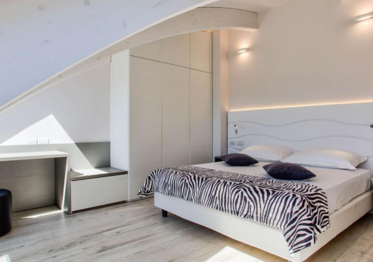 Deluxe Junior Suite - Photo 2