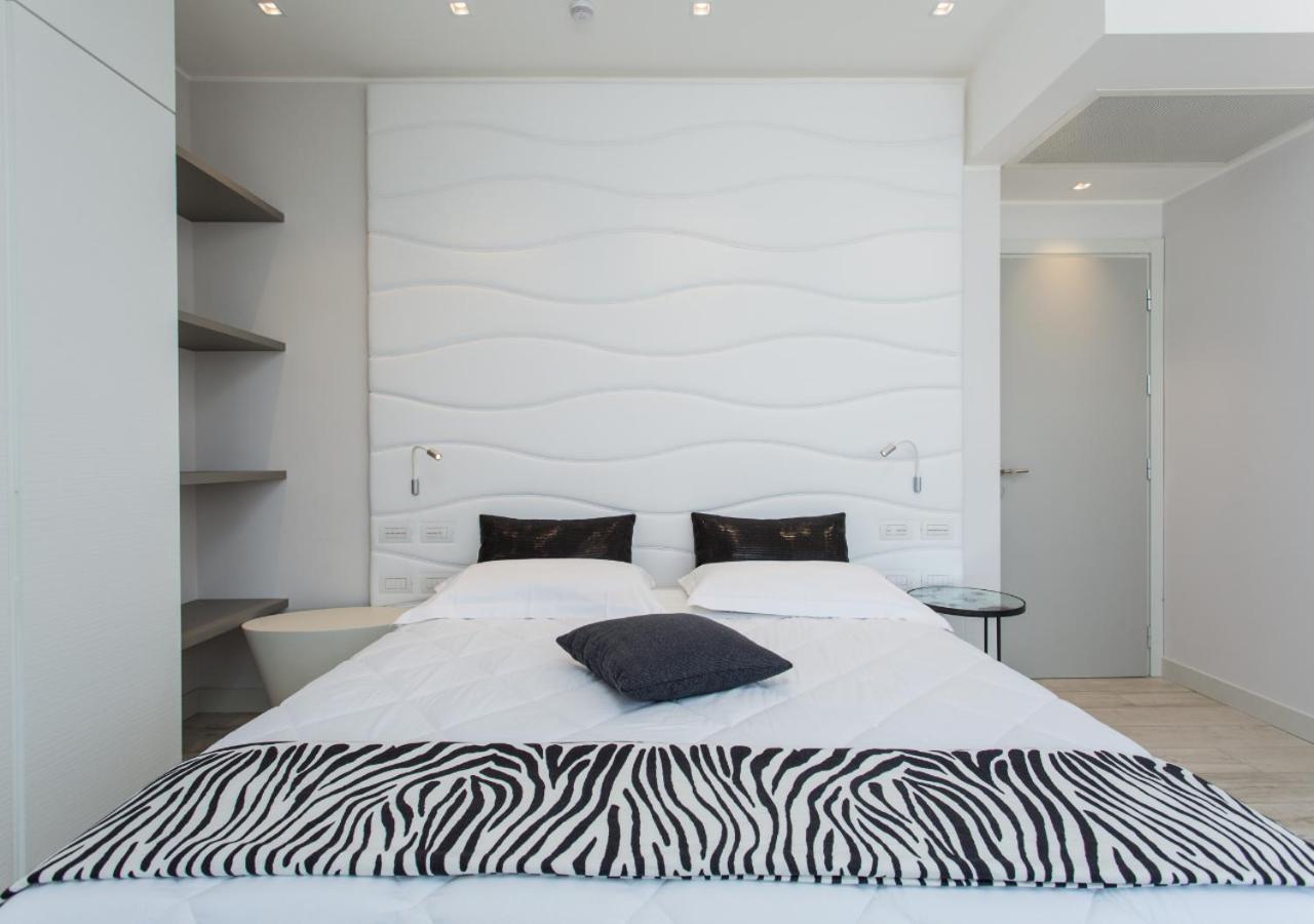 Deluxe Suite with Sea View - Photo 4