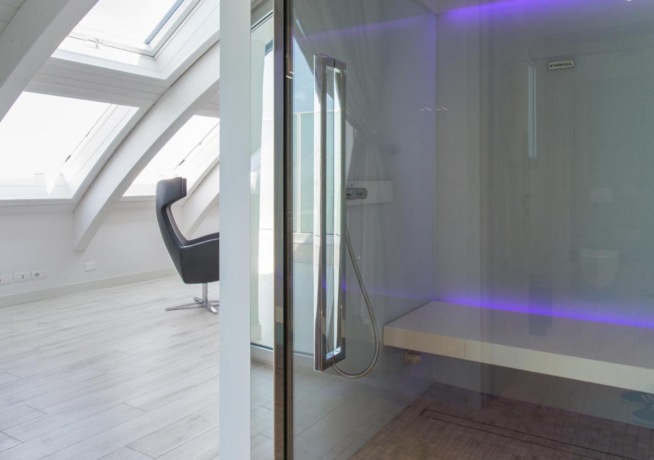 Deluxe Suite with Sea View - Photo 5