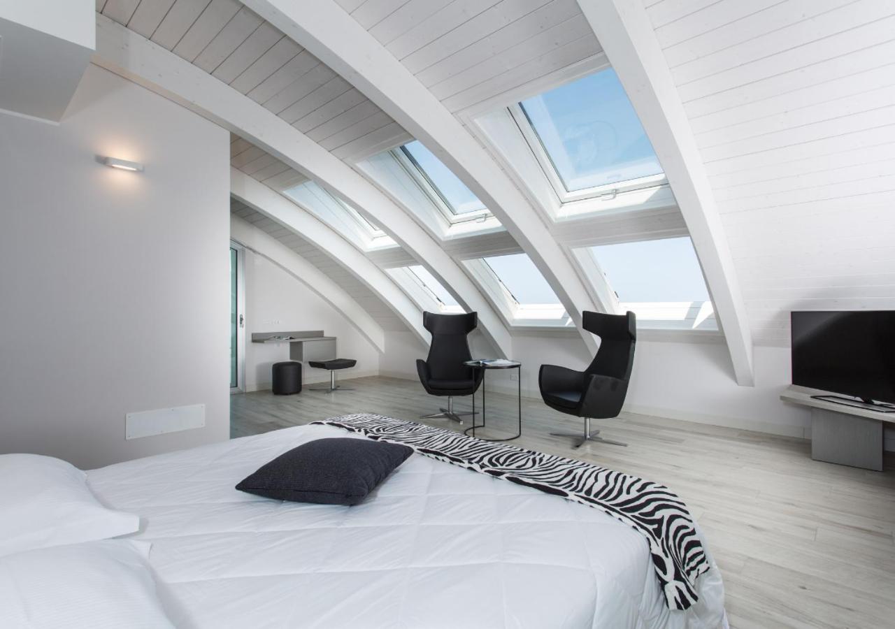Deluxe Suite with Sea View - Photo 7