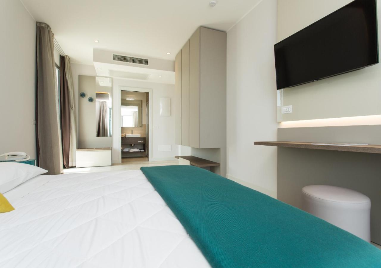 Double Room with Balcony and Sea View - Photo 1
