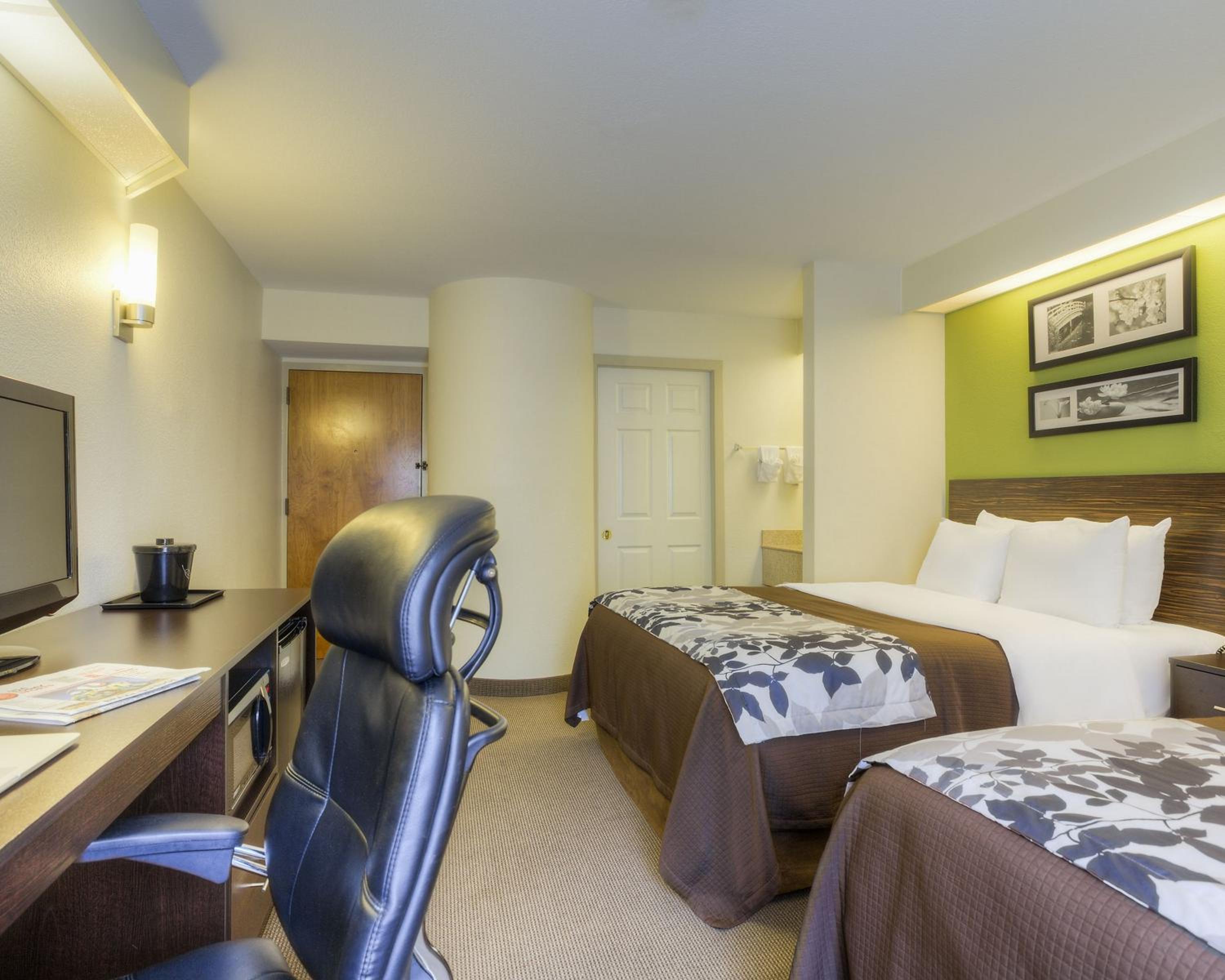 Queen Room with Two Queen Beds - Non-Smoking - Photo 10