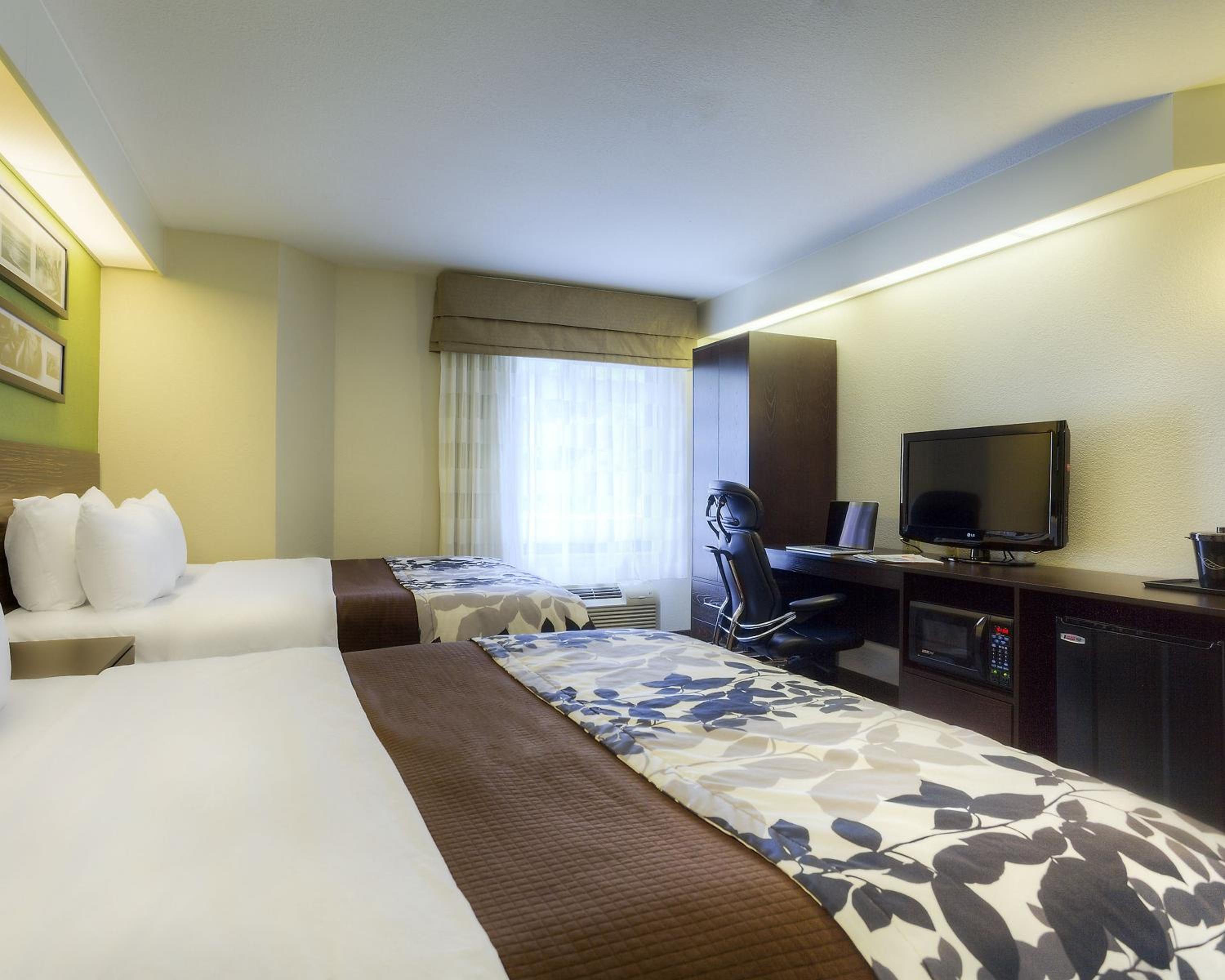 Queen Room with Two Queen Beds - Non-Smoking - Photo 9
