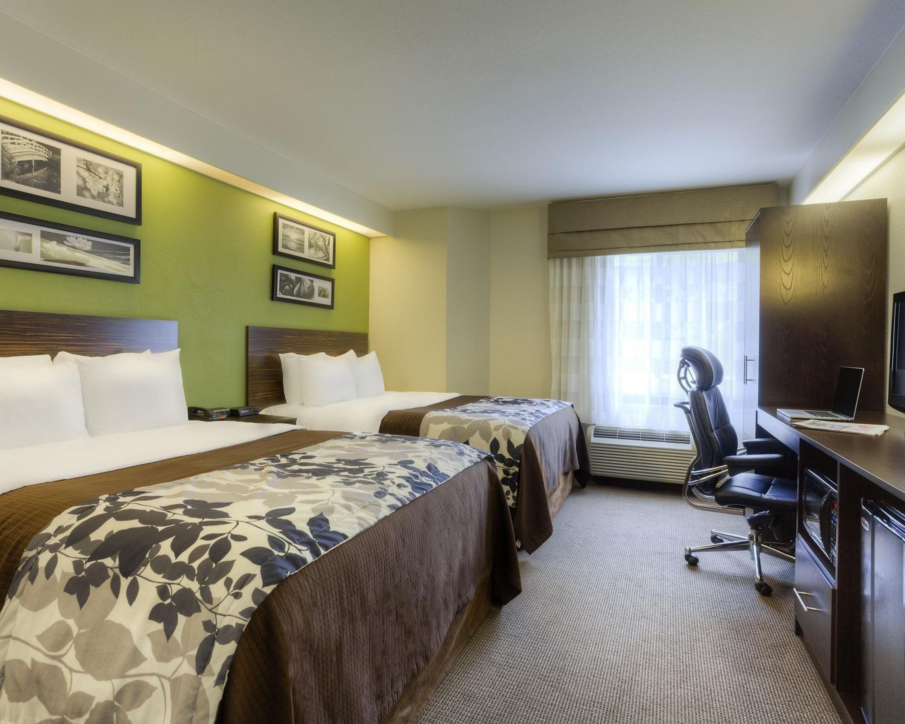 Queen Room with Two Queen Beds - Non-Smoking - Photo 8