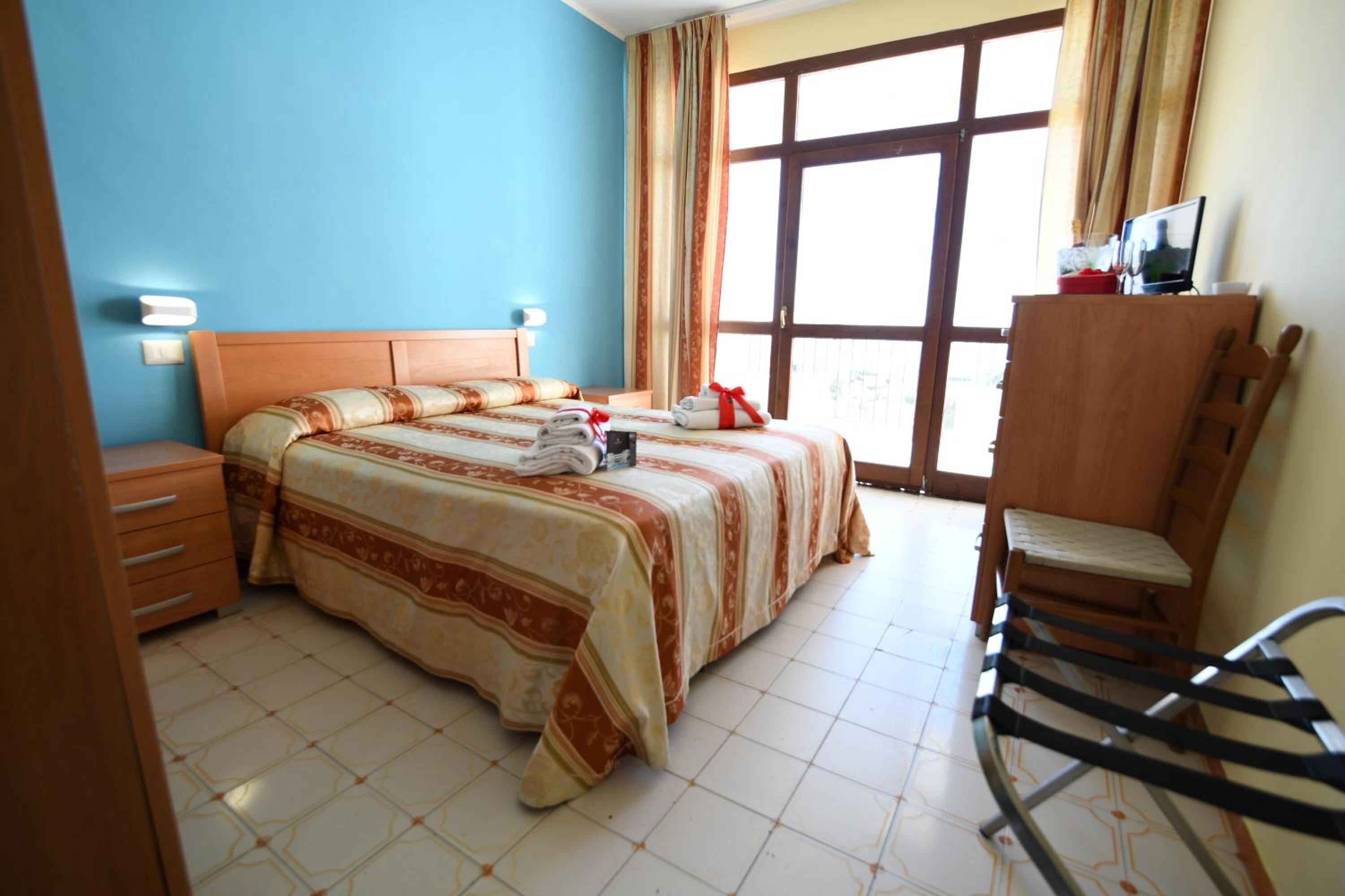 Double Room with Sea View - Photo 2