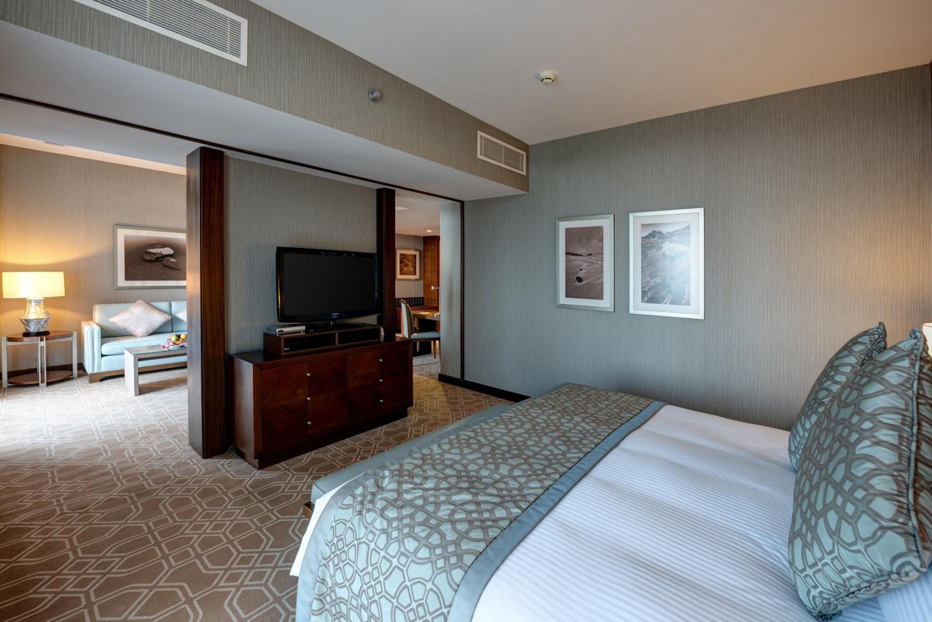 Executive Suite - Photo 2