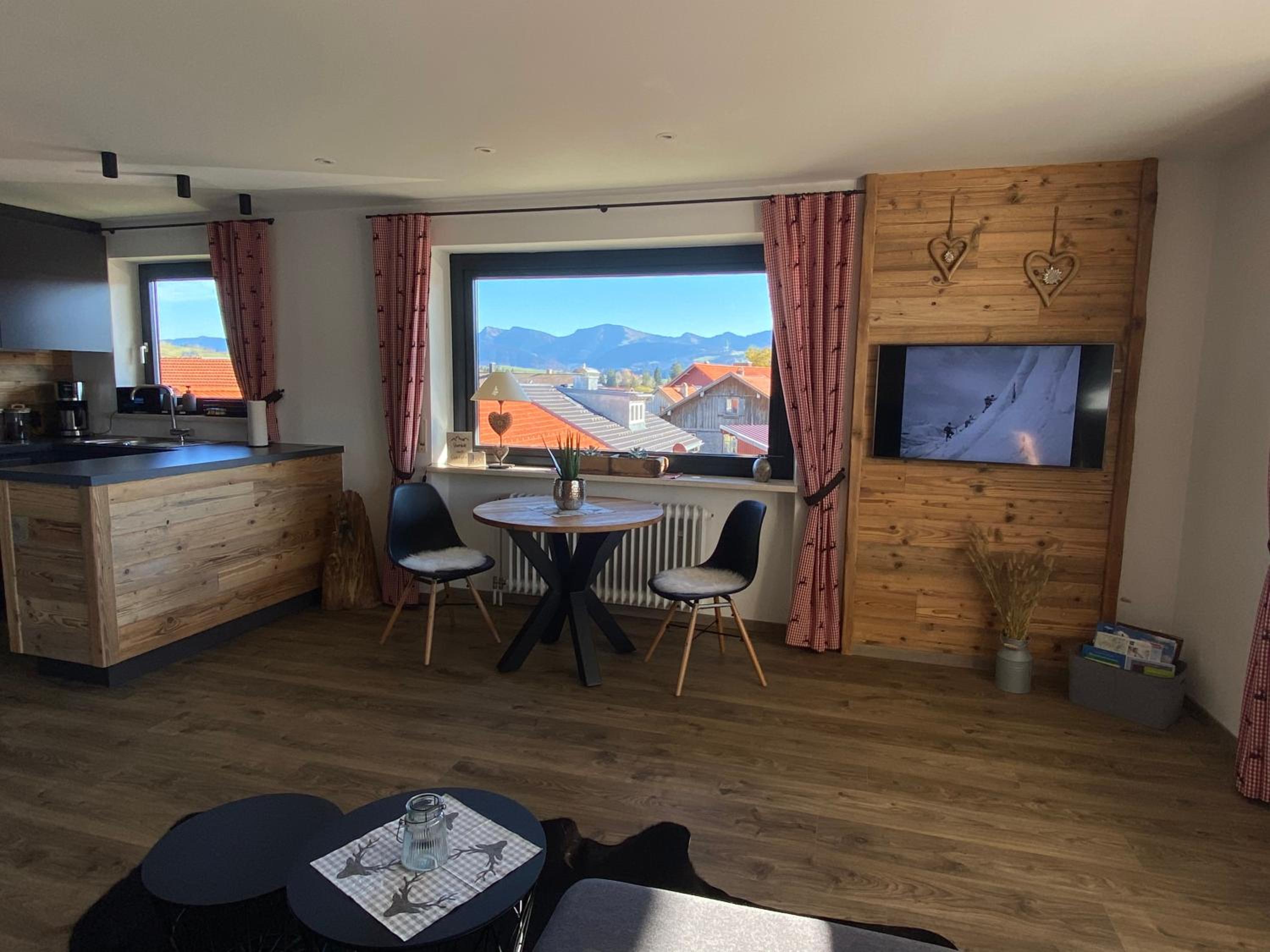 One-Bedroom Apartment with Balcony and Mountain View   photo 1