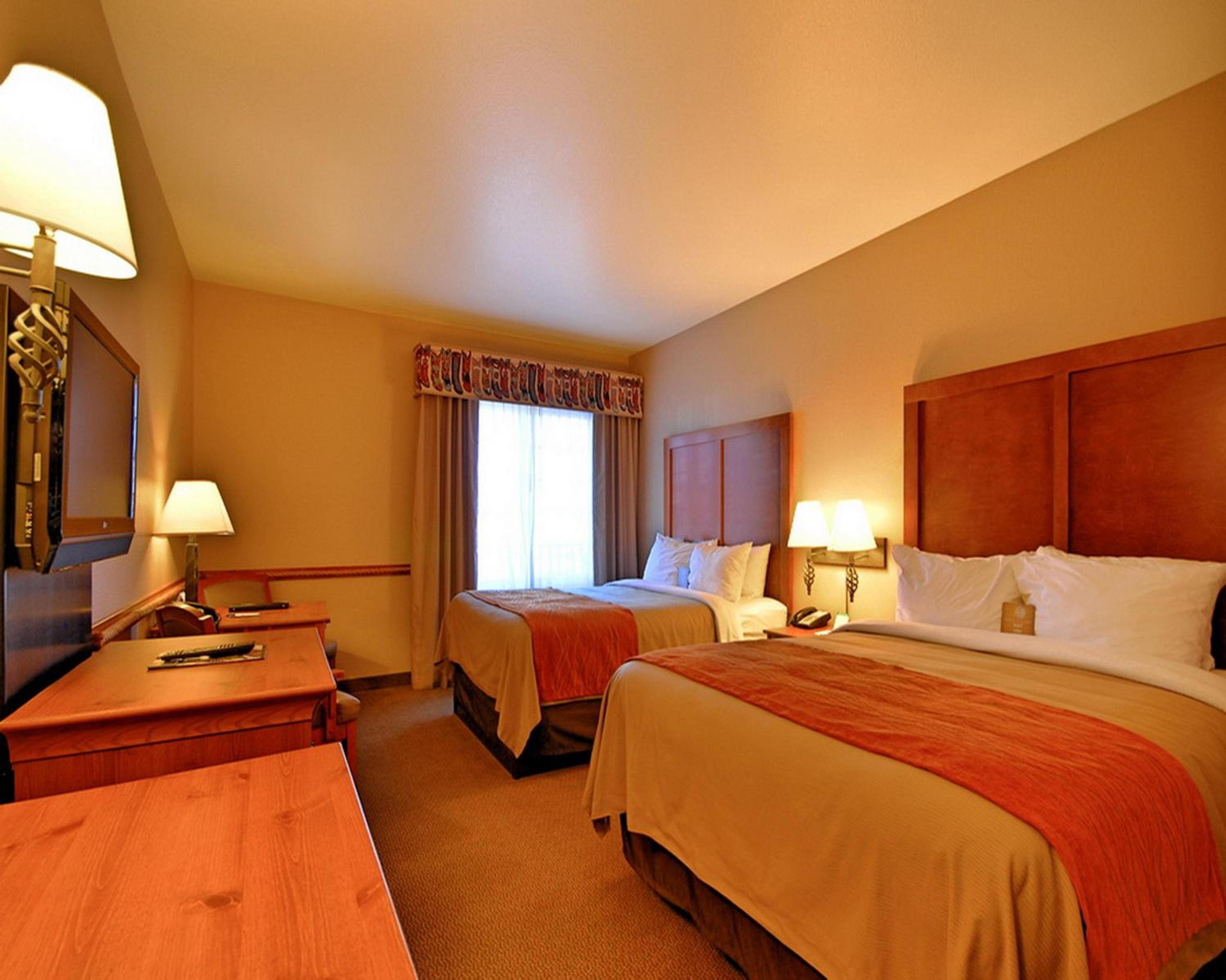 Queen Room with Two Queen Beds photo 3