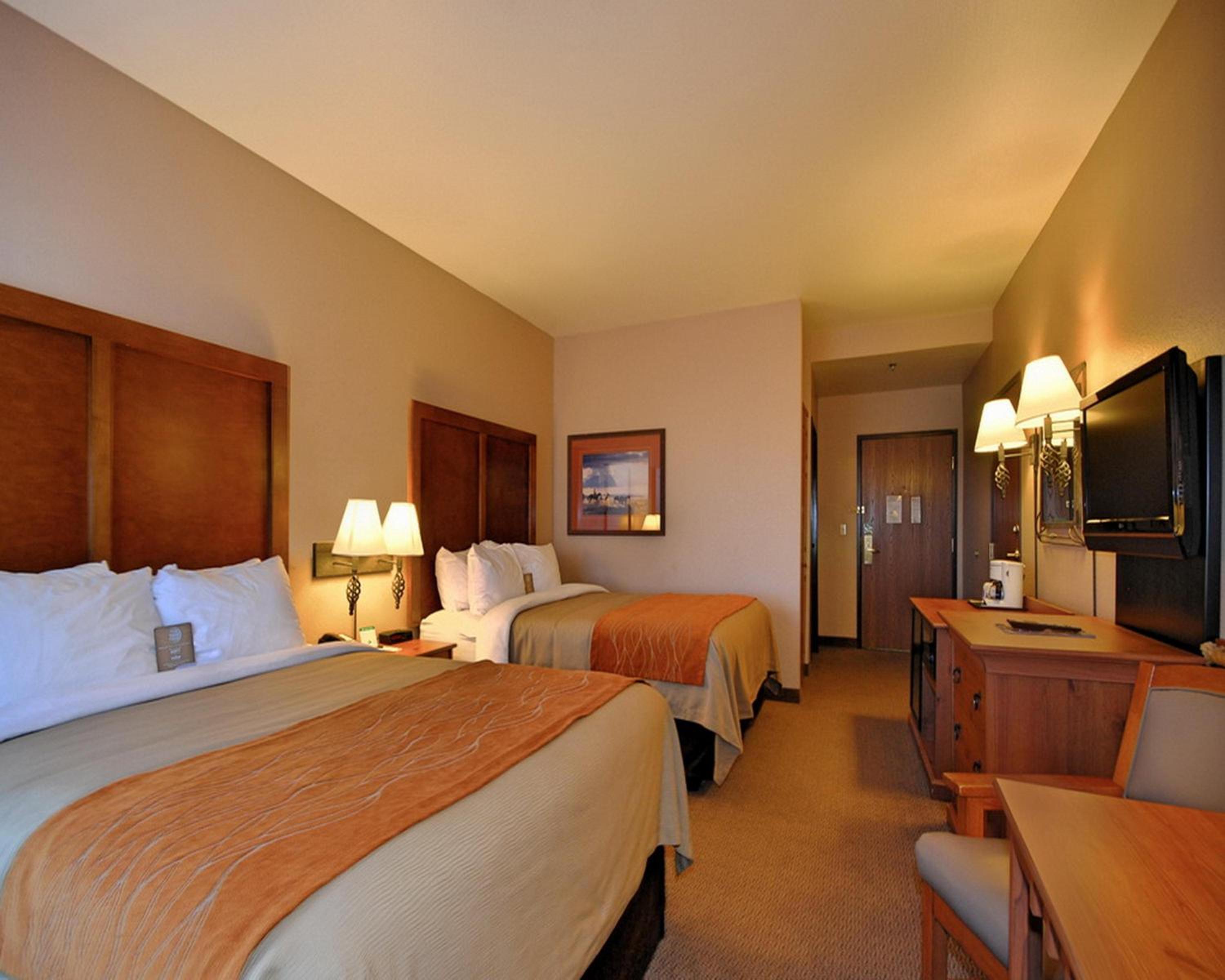 Queen Room with Two Queen Beds photo 2