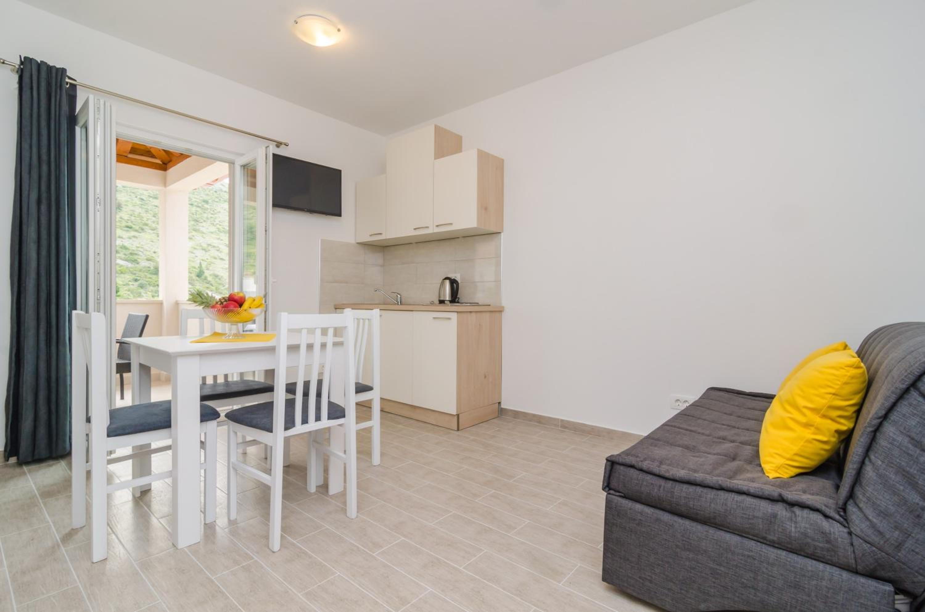Komfortables Apartment mit einem Schlafzimmer, Terrasse und teilweisem Meerblick
