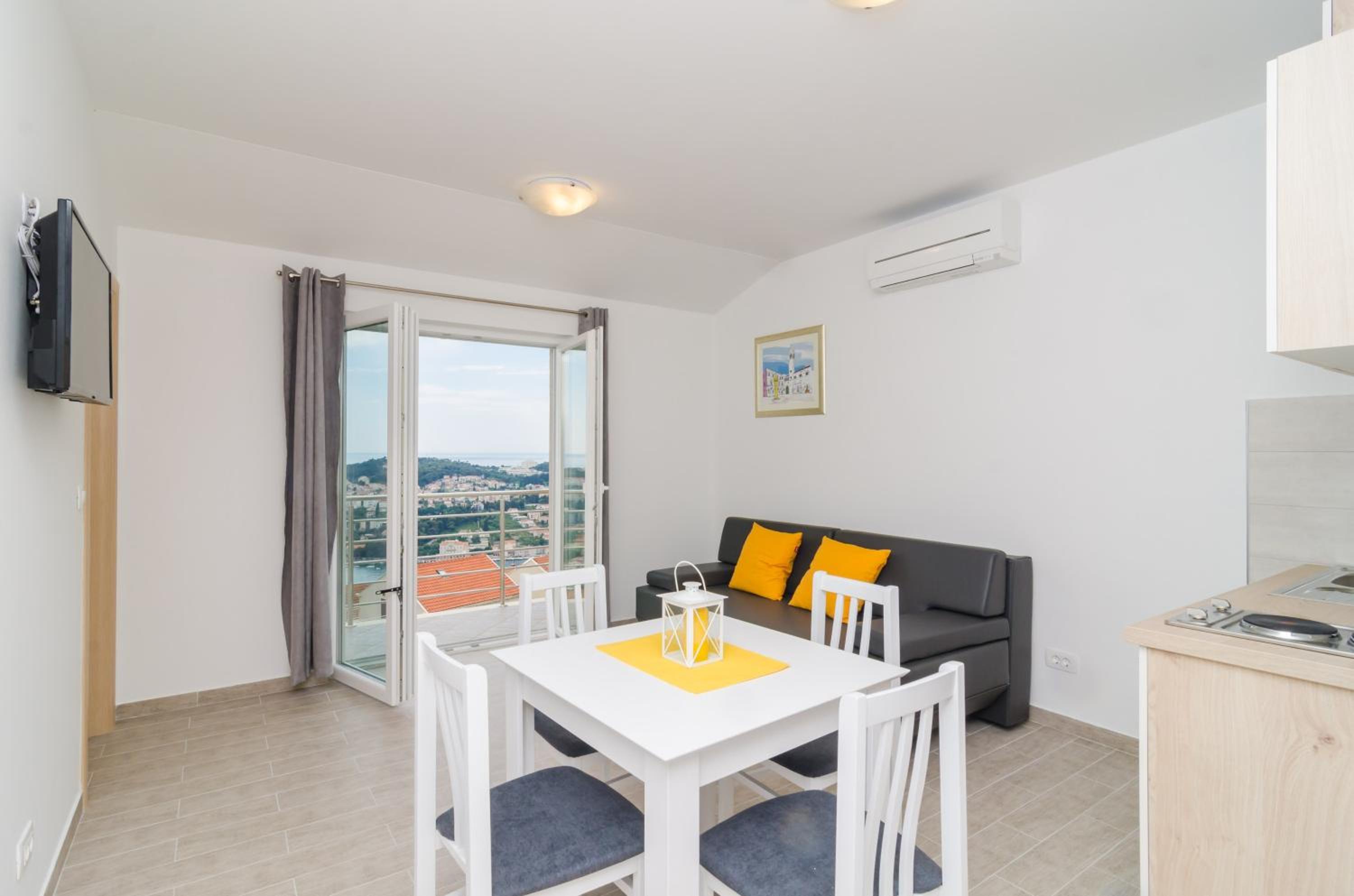 Komfortable Zwei-Zimmer-Wohnung mit Terrasse und Meerblick