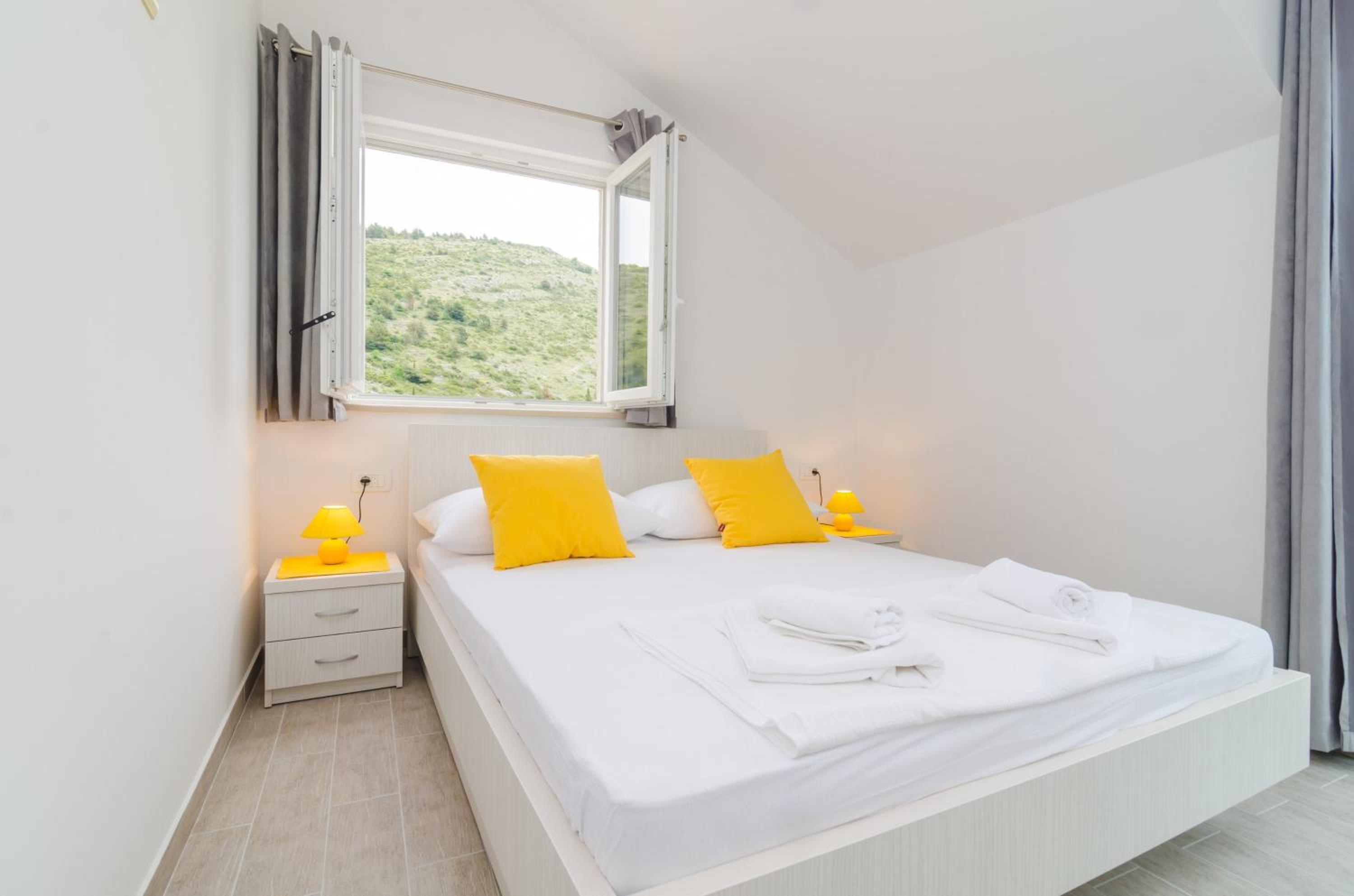 Comfort Two-Bedroom Apartment with Terrace and Sea View photo 3