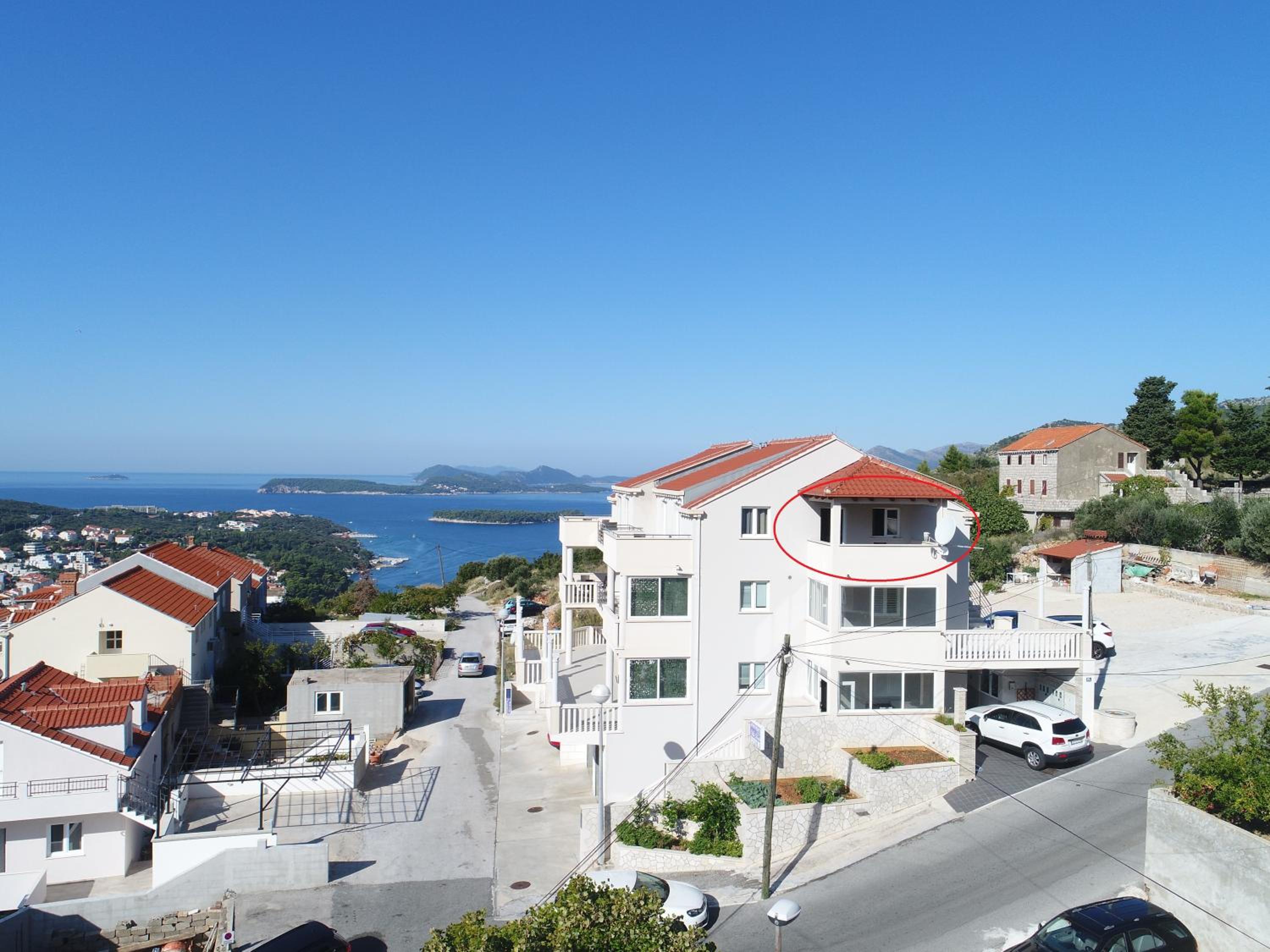 Comfort One-Bedroom Apartment with Terrace and Partial Sea View photo 2