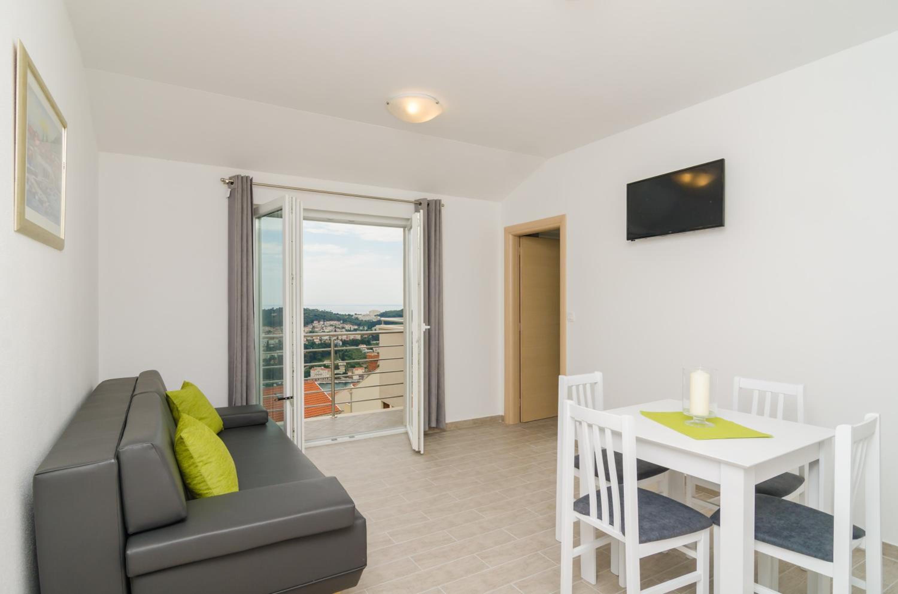 Ein-Zimmer-Wohnung mit Terrasse und Meerblick