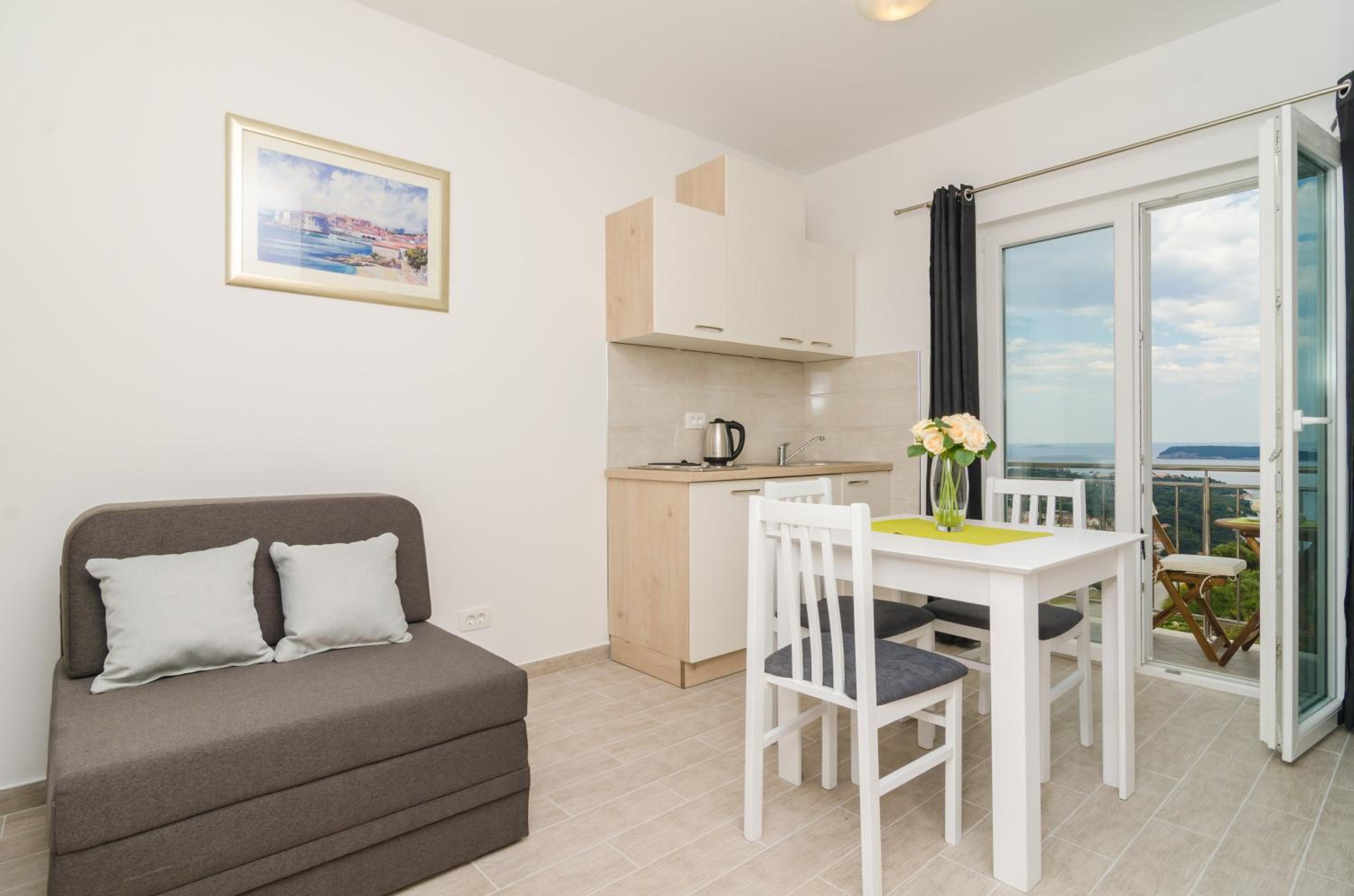 Komfortable Ein-Zimmer-Wohnung mit Balkon und Meerblick